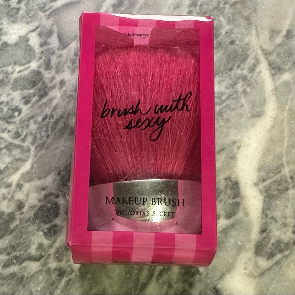 New NIB Victorias Secret Brush With Sexy Makeup Brush Pink